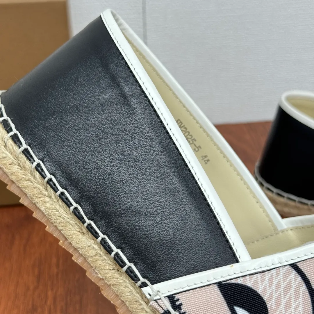Batch 600 Burberry/Burberry new summer men's embroidered straw fisherman shoes, cool slip-on straw shoes! Encounter British fashion with Burberry espadrilles, a perfect blend of classic and fashionable. The unique printing on the upper is a manifestation of the brand's style. Every color and every pattern tells the story of England. Straw soles bring a natural texture, comfortable and chic. Whether you are strolling in the city streets or heading to the beach for vacation, it can add elegance and charm to you, easily become the center of attention, and start your own fashion journey. Classic knitted canvas upper, with thin calfskin lining suitable for summer, straw lining, genuine leather patch at the bottom of the heel, hemming technology, and Mark stitching details! Anti-slip rubber bottom layer, integrated injection molding of large LOGO letters and badges, multiple colors and styles to choose from, complete package! Size: 39-40-41-42-43-44 Normal size Item number: 2025-5 Printed black pink